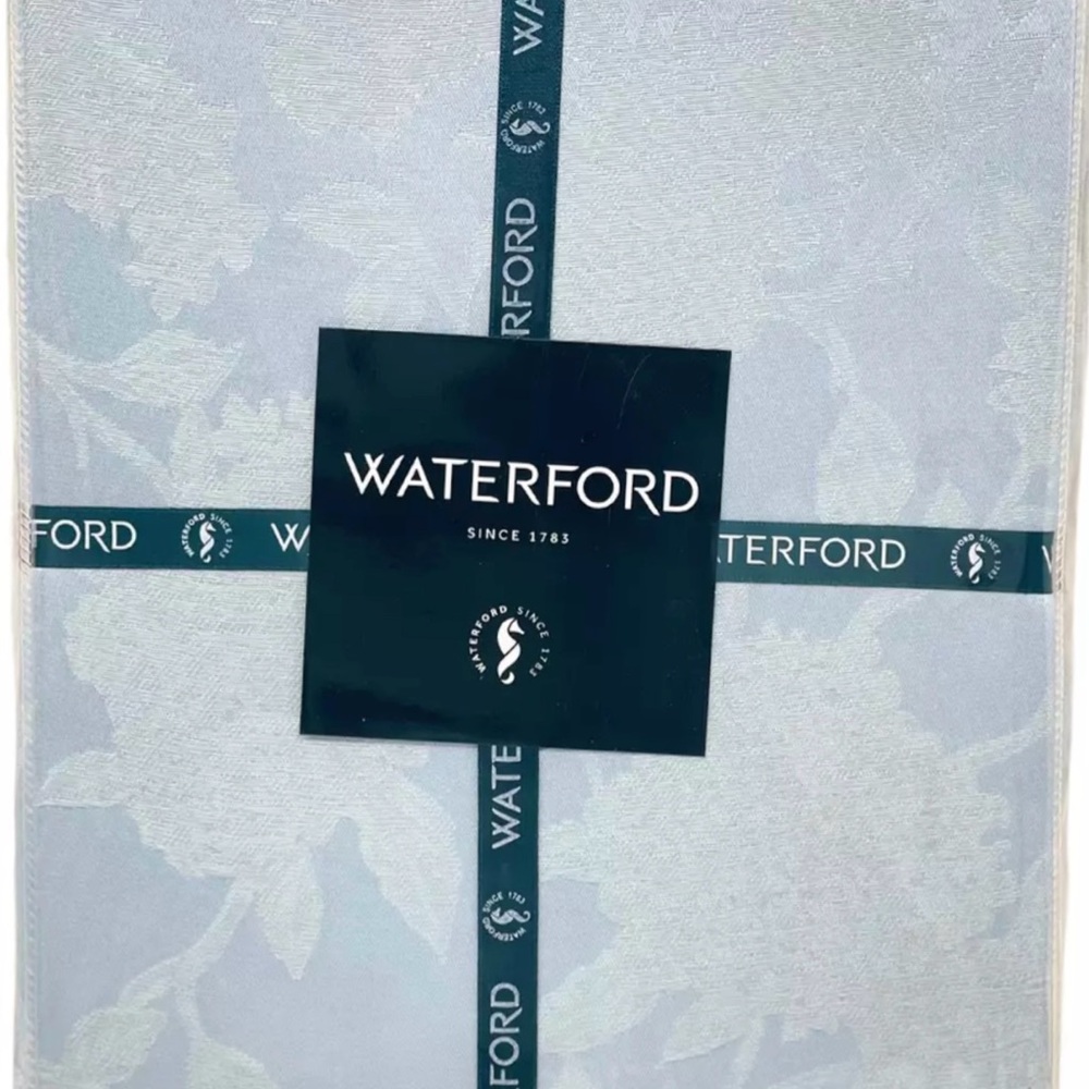 WATERFORD 70" x 84"  Hydrangea Blue Floral Jacquard Tablecloth Seats 6-8 P.  NEW